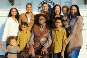 An extended family picture with grandparents, parents, and grandchildren.