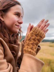 woman with knitted gloves